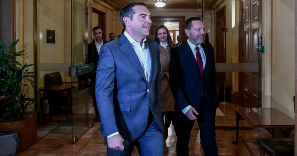 Ποιος κερδίζει από το ριμέικ της κόντρας Τσίπρα–Στουρνάρα